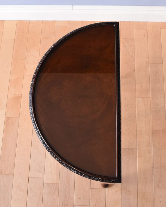 アンティークのテーブル　アンティーク家具　イギリスから届いたアンティーク家具、ガラス天板のハーフムーンコンソールテーブル。半円形の天板です。(q-1032-f)
