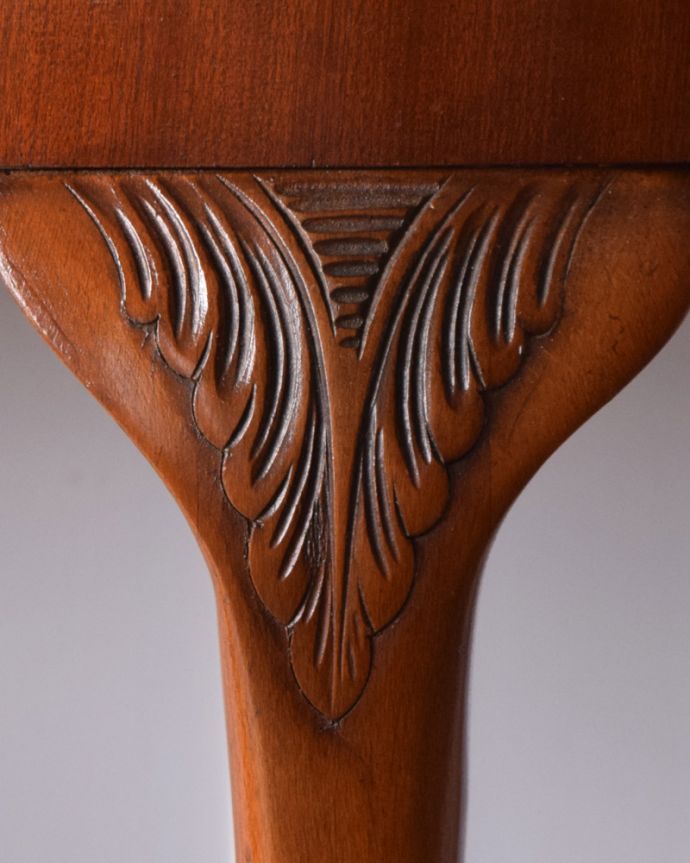 アンティークのテーブル　アンティーク家具　イギリスから届いたアンティーク家具、ガラス天板のハーフムーンコンソールテーブル。上品で繊細な植物モチーフの彫が女性らしくてとってもステキです。(q-1032-f)