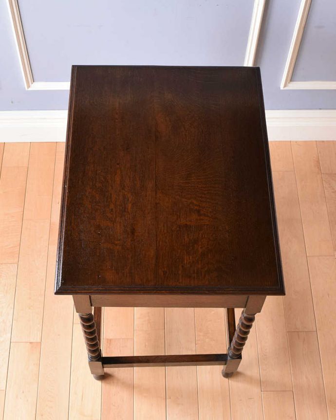 アンティークのテーブル　アンティーク家具　英国輸入のアンティーク家具、珍しい引き出し付きのオケージョナルテーブル。天板も木目がキレイです。(q-1033-f)