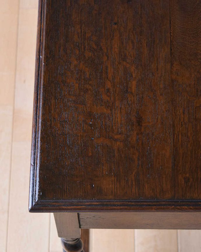 アンティークのテーブル　アンティーク家具　英国輸入のアンティーク家具、珍しい引き出し付きのオケージョナルテーブル。きちんとお直ししているので、天板もキレイな状態です。(q-1033-f)
