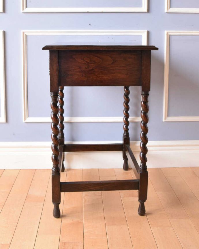 アンティークのテーブル　アンティーク家具　英国輸入のアンティーク家具、珍しい引き出し付きのオケージョナルテーブル。横から見ても美しいデザインです。(q-1033-f)