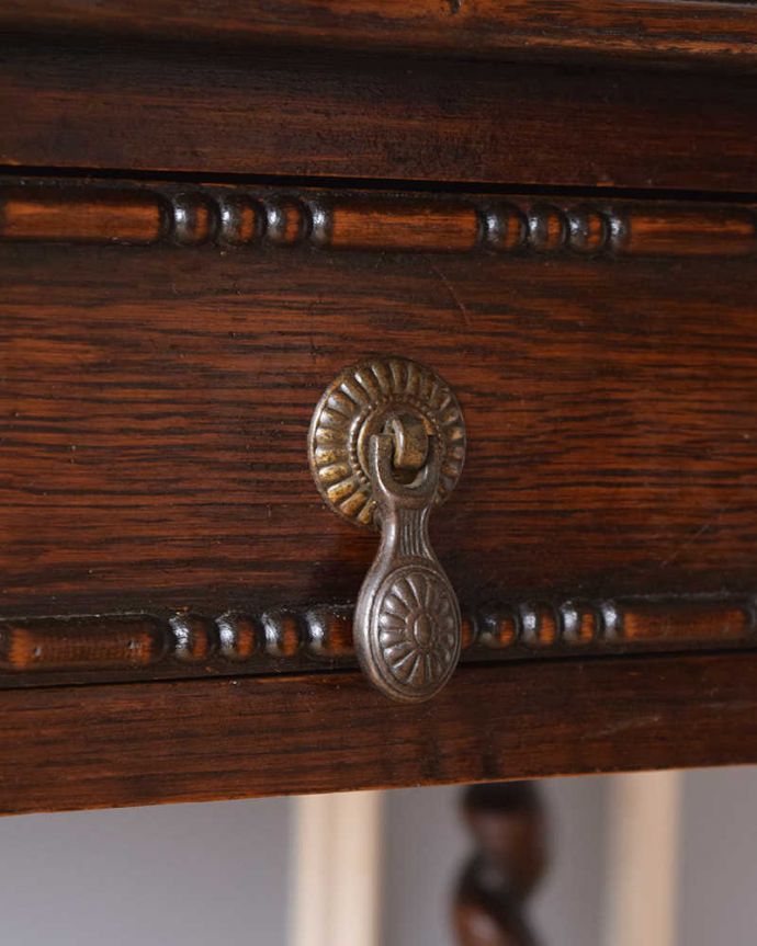 アンティークのテーブル　アンティーク家具　英国輸入のアンティーク家具、珍しい引き出し付きのオケージョナルテーブル。アンティークの装飾がオシャレな取っ手です。(q-1033-f)
