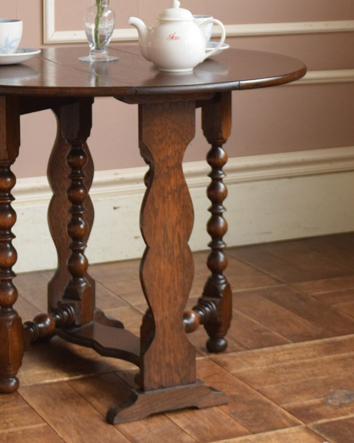 アンティークのテーブル　アンティーク家具　英国のアンティーク家具、珍しいコンパクトなサイズのゲートレッグテーブル（伸張式テーブル）。落ち着いた雰囲気なので、和室でもお使いいただけますよ。(q-1034-f)