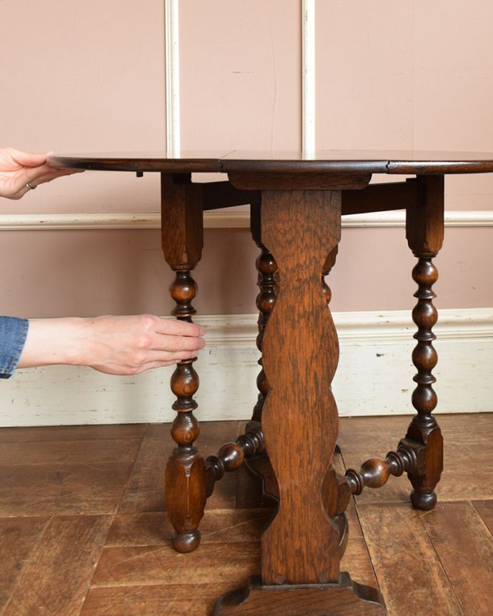アンティークのテーブル　アンティーク家具　英国のアンティーク家具、珍しいコンパクトなサイズのゲートレッグテーブル（伸張式テーブル）。脚を引っ張り出すだけなので、組み立ても簡単！女性の力で大丈夫です。(q-1034-f)