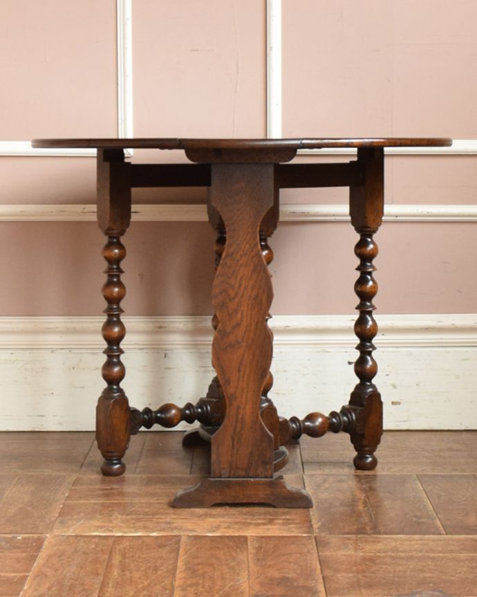 アンティークのテーブル　アンティーク家具　英国のアンティーク家具、珍しいコンパクトなサイズのゲートレッグテーブル（伸張式テーブル）。足元のデザインが凝っていて組み脚のようになっています。(q-1034-f)