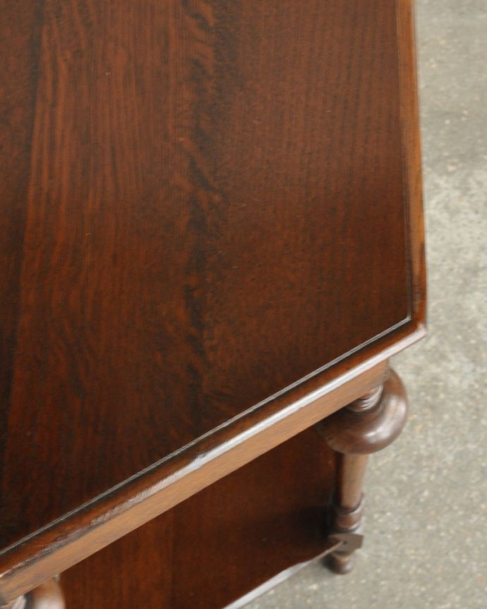 アンティークのテーブル　アンティーク家具　英国輸入のアンティーク家具、オーク材を使った引き出し付きコンソールテーブル 。きちんとお直ししているので、天板もキレイな状態です。(q-1036-f)