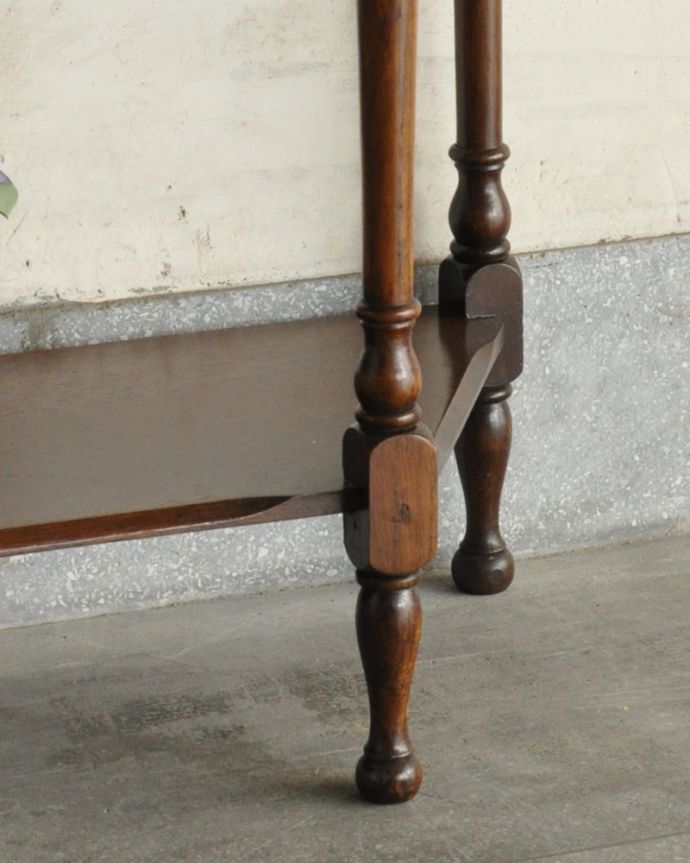 アンティークのテーブル　アンティーク家具　英国輸入のアンティーク家具、オーク材を使った引き出し付きコンソールテーブル 。脚もとまで装飾が施されています。(q-1036-f)