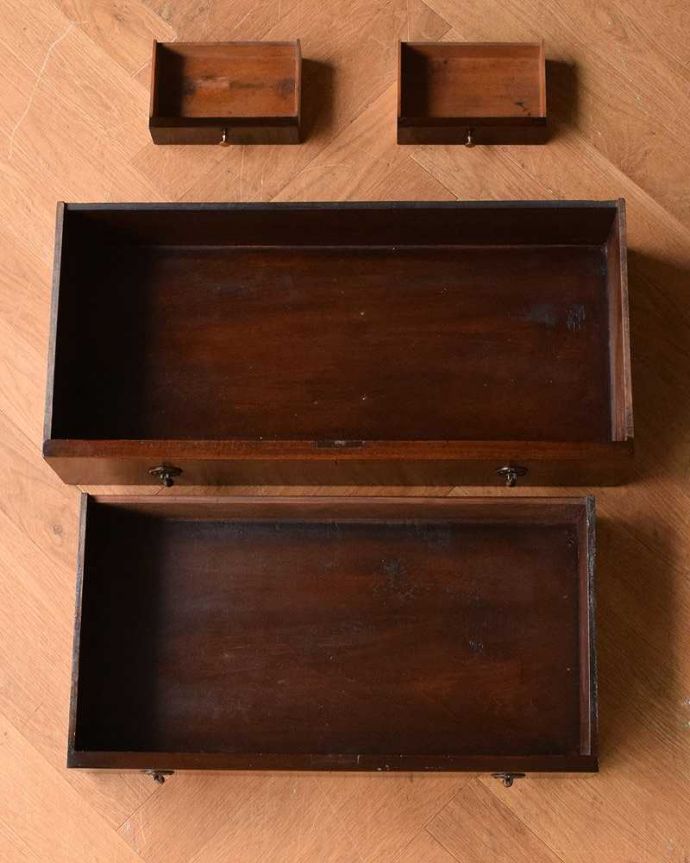 ビューロー　アンティーク家具　英国輸入のアンティーク家具、木の装飾も木目の模様も美しいビューローブックケース 。引き出しが４杯あります。(q-1037-f)