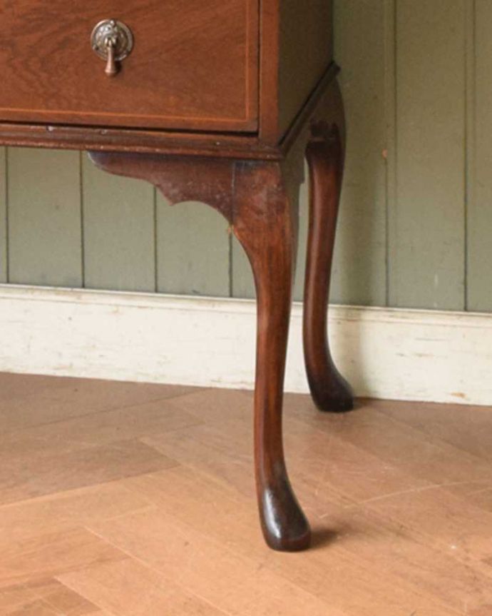 ビューロー　アンティーク家具　英国輸入のアンティーク家具、木の装飾も木目の模様も美しいビューローブックケース 。ビューローをしっかり支える脚です。(q-1037-f)