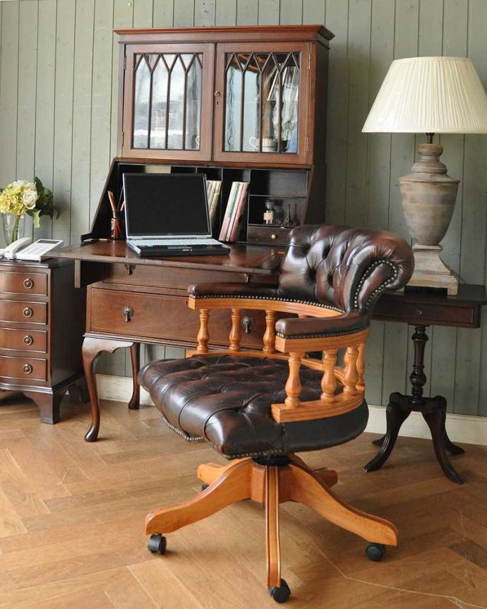 ビューロー　アンティーク家具　英国輸入のアンティーク家具、木の装飾も木目の模様も美しいビューローブックケース 。。(q-1037-f)