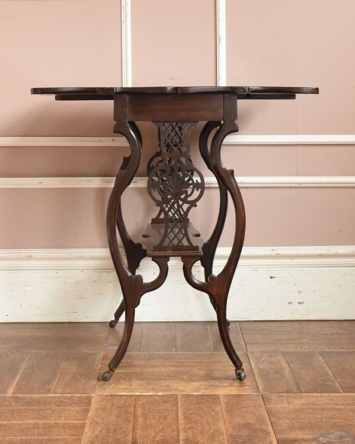 ロイドテーブル　アンティーク家具　脚も天板も華やかなアンティーク　ドロップリーフテーブル、英国輸入家具。脚の装飾が横からみても美しいテーブル。(q-1038-f)
