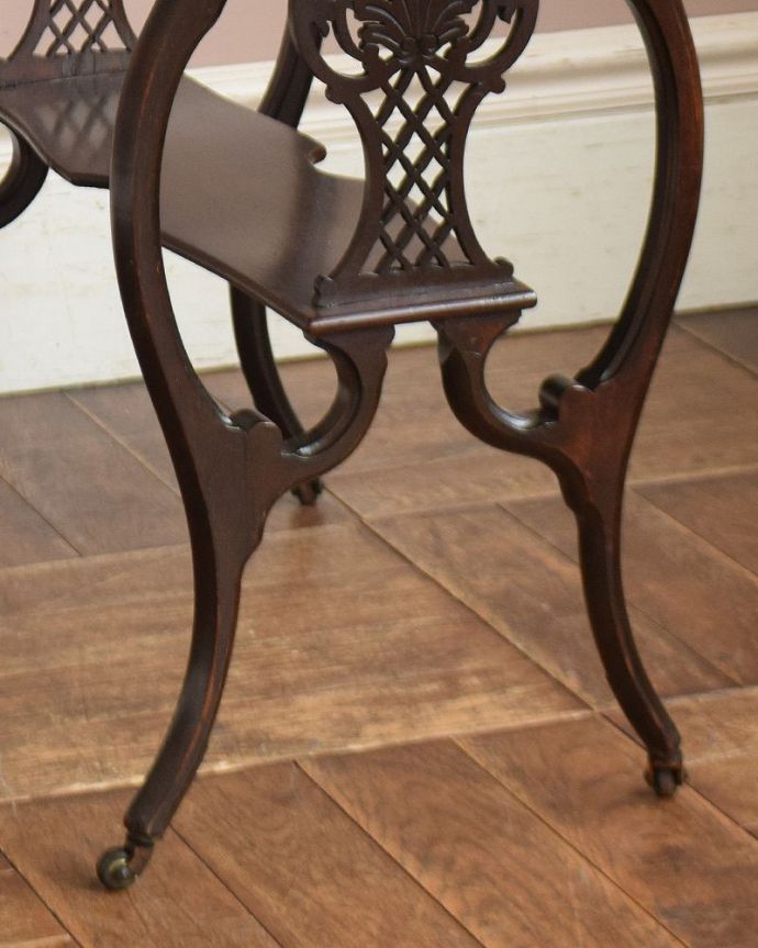 ロイドテーブル　アンティーク家具　脚も天板も華やかなアンティーク　ドロップリーフテーブル、英国輸入家具。キャスターが付いています。(q-1038-f)
