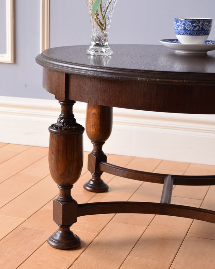 アンティークのテーブル　アンティーク家具　脚の彫りも美しい英国輸入のアンティーク家具、コンパクトなコーヒーテーブル。落ち着いた雰囲気なので、和室でもお使いいただけますよ。(q-1040-f)