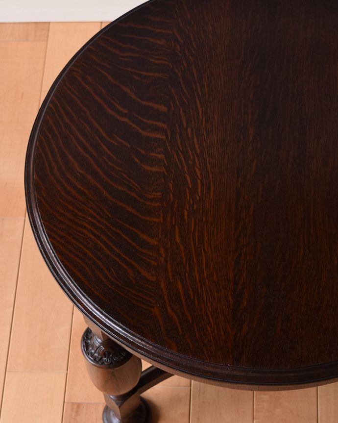 アンティークのテーブル　アンティーク家具　脚の彫りも美しい英国輸入のアンティーク家具、コンパクトなコーヒーテーブル。きちんとお直ししているので、天板もキレイな状態です。(q-1040-f)