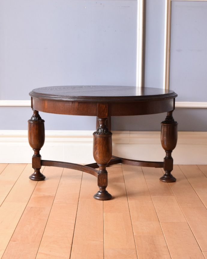アンティークのテーブル　アンティーク家具　脚の彫りも美しい英国輸入のアンティーク家具、コンパクトなコーヒーテーブル。細くて繊細なラインが美しい脚。(q-1040-f)