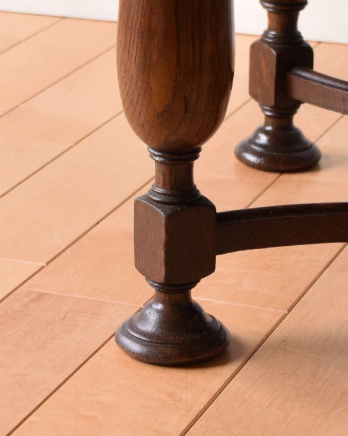 アンティークのテーブル　アンティーク家具　脚の彫りも美しい英国輸入のアンティーク家具、コンパクトなコーヒーテーブル。しっかりテーブルを支えます。(q-1040-f)