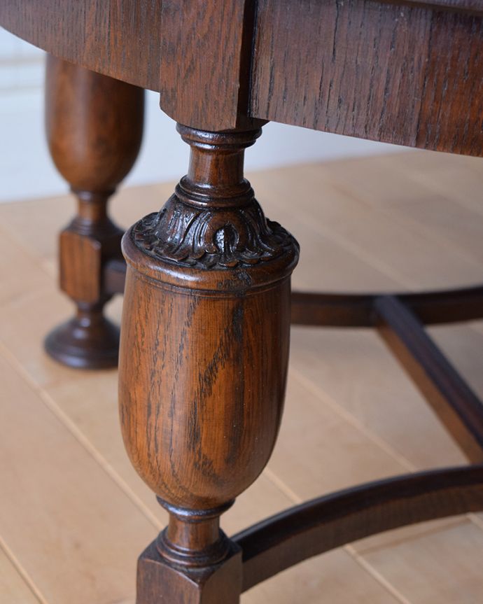 アンティークのテーブル　アンティーク家具　脚の彫りも美しい英国輸入のアンティーク家具、コンパクトなコーヒーテーブル。脚には美しい装飾があります。(q-1040-f)