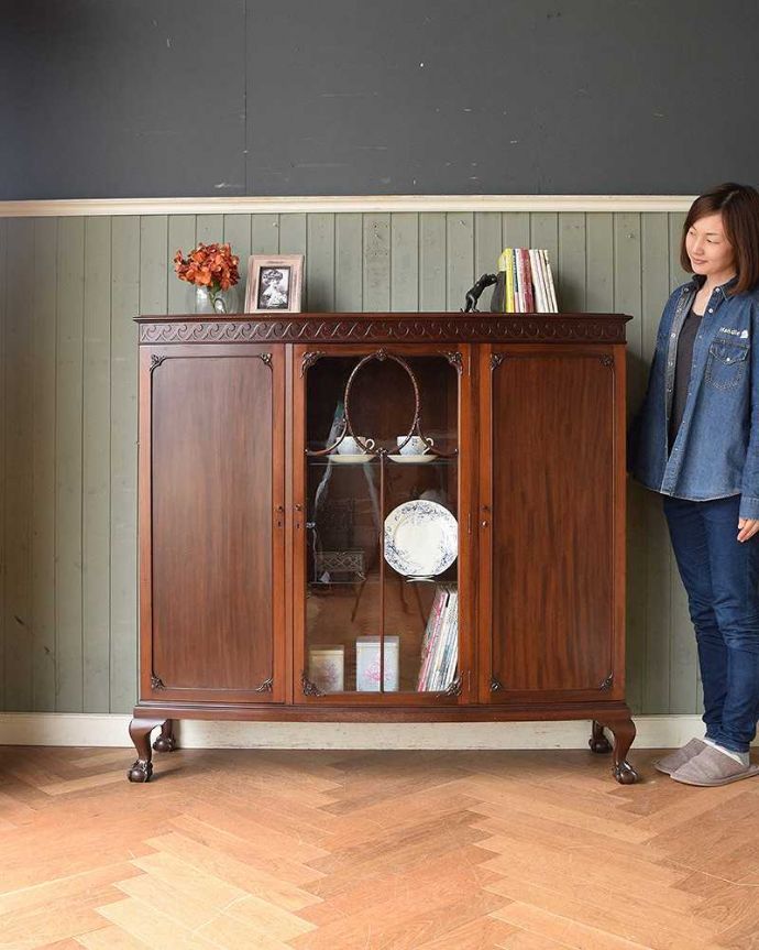 アンティークのキャビネット　アンティーク家具　英国輸入の優雅な家具、贅沢な程美しいアンティークのブックケース（マホガニー材）。こんなキレイなキャビネットがあったら、開くだけで楽しい気持ちになりま（モデルの身長は165cmです）。(q-1042-f)