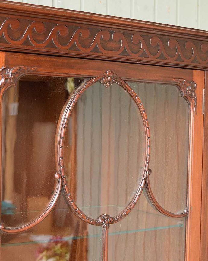 アンティークのキャビネット　アンティーク家具　英国輸入の優雅な家具、贅沢な程美しいアンティークのブックケース（マホガニー材）。木の装飾が上品なアクセントになっています。(q-1042-f)