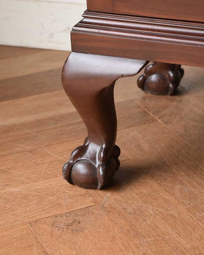 アンティークのキャビネット　アンティーク家具　英国輸入の優雅な家具、贅沢な程美しいアンティークのブックケース（マホガニー材）。安定感のある脚がしっかり支えます。(q-1042-f)