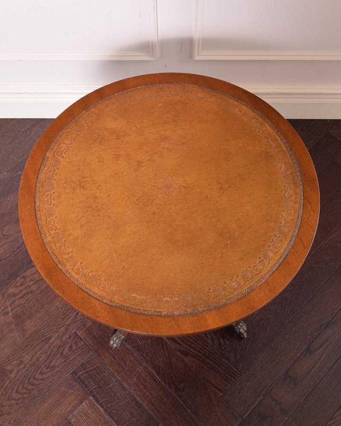 アンティークのテーブル　アンティーク家具　イギリス輸入のキレイなアンティーク家具、丸い革天板のコーヒーテーブル（キャスター付き）。この大きさにはめずらしく、革が貼られています。(q-1044-f)