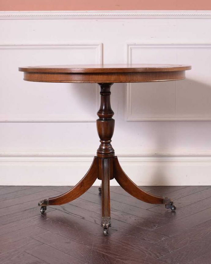 アンティークのテーブル　アンティーク家具　イギリス輸入のキレイなアンティーク家具、丸い革天板のコーヒーテーブル（キャスター付き）。脚の美しさが自慢のテーブル！きちんとメンテナンスしているので、安定感はバッチリです。(q-1044-f)