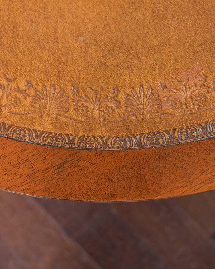 アンティークのテーブル　アンティーク家具　イギリス輸入のキレイなアンティーク家具、丸い革天板のコーヒーテーブル（キャスター付き）。落ち着きのある茶色なので上品です。(q-1044-f)
