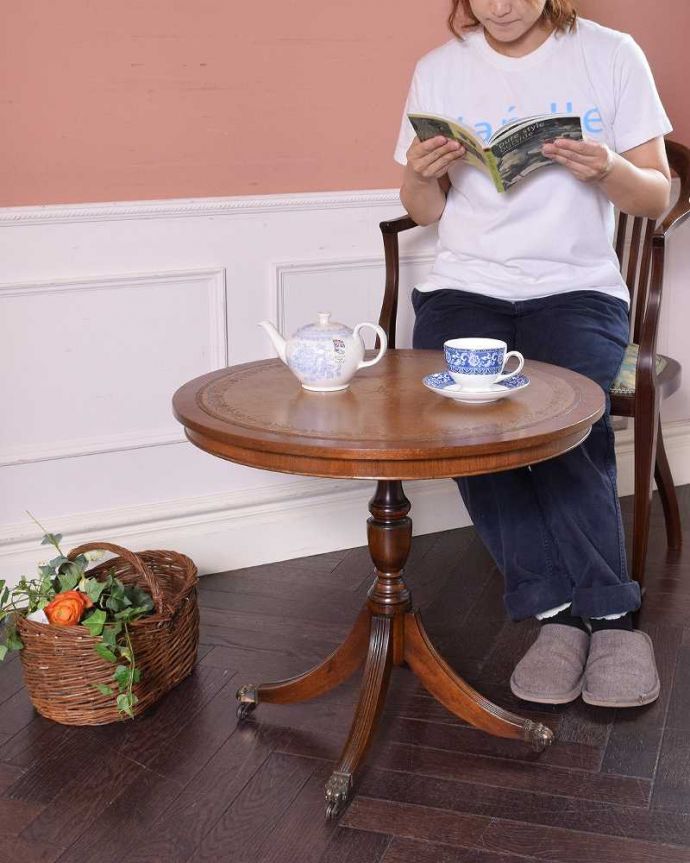 アンティークのテーブル　アンティーク家具　イギリス輸入のキレイなアンティーク家具、丸い革天板のコーヒーテーブル（キャスター付き）。どこでも置けるちょうどいいサイズのテーブル。(q-1044-f)