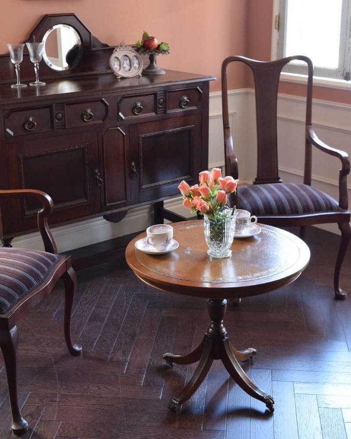 アンティークのテーブル　アンティーク家具　イギリス輸入のキレイなアンティーク家具、丸い革天板のコーヒーテーブル（キャスター付き）。とっても優雅な雰囲気にうっとりしてしまいます。(q-1044-f)