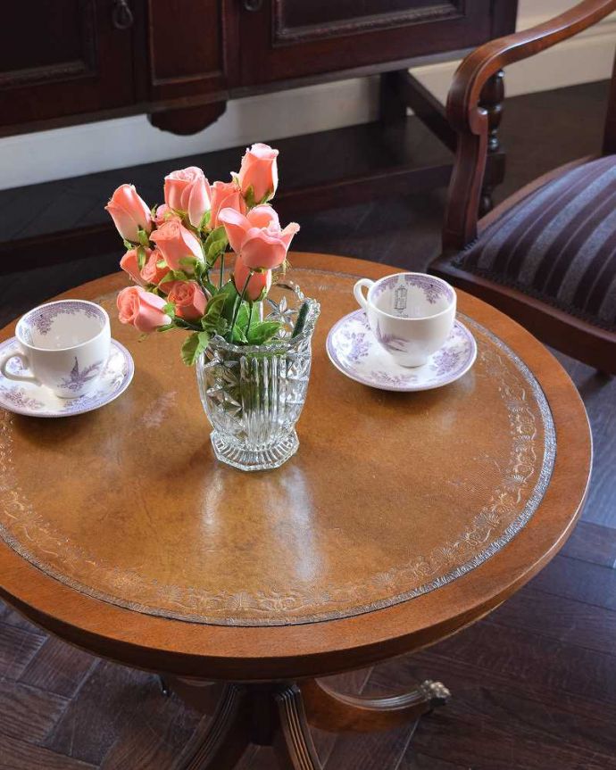 アンティークのテーブル　アンティーク家具　イギリス輸入のキレイなアンティーク家具、丸い革天板のコーヒーテーブル（キャスター付き）。革張りは高級感があります。(q-1044-f)