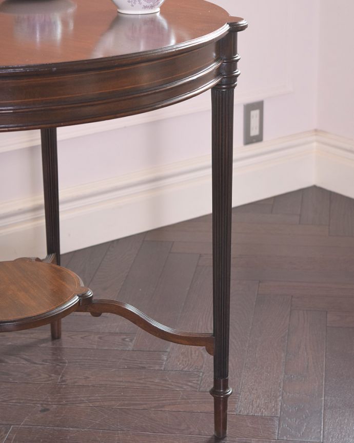 アンティークのテーブル　アンティーク家具　脚の上品な彫りが自慢のアンティーク家具、英国輸入のティーテーブル 。落ち着いた雰囲気なので、和室でもお使いいただけますよ。(q-1046-f)