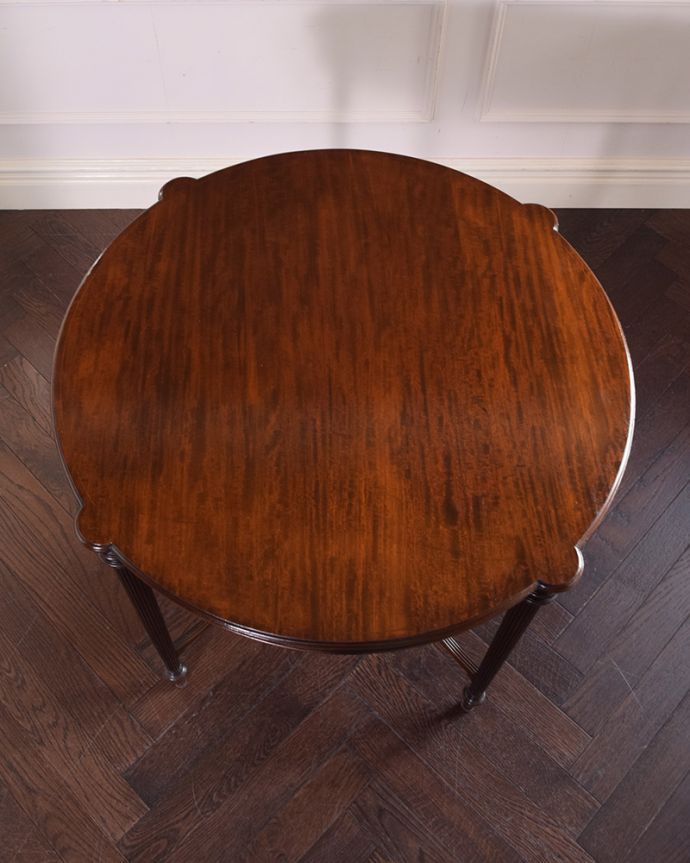 アンティークのテーブル　アンティーク家具　脚の上品な彫りが自慢のアンティーク家具、英国輸入のティーテーブル 。上から見ると、天板はこんな感じ。(q-1046-f)