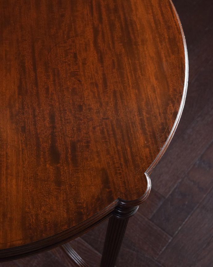 アンティークのテーブル　アンティーク家具　脚の上品な彫りが自慢のアンティーク家具、英国輸入のティーテーブル 。きちんとお直ししているので、天板もキレイな状態です。(q-1046-f)