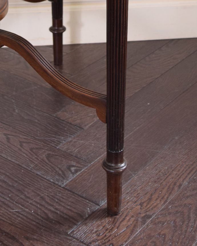 アンティークのテーブル　アンティーク家具　脚の上品な彫りが自慢のアンティーク家具、英国輸入のティーテーブル 。細い脚先が繊細でステキ。(q-1046-f)