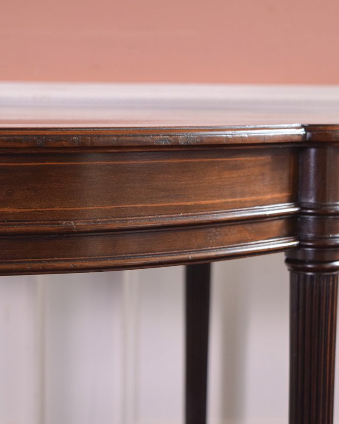 アンティークのテーブル　アンティーク家具　脚の上品な彫りが自慢のアンティーク家具、英国輸入のティーテーブル 。天板の縁にも繊細な彫があります。(q-1046-f)