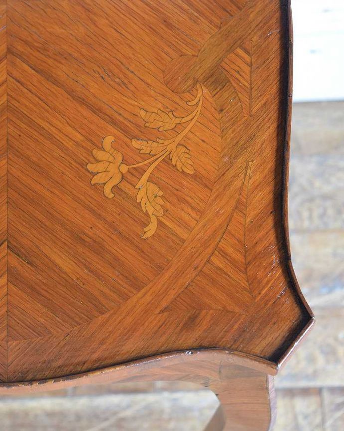 アンティークのテーブル　アンティーク家具　象嵌がとっても美しい・・・英国輸入のアンティークオケージョナルテーブル。天板にはお花の象嵌の装飾も見逃せません。(q-1051-f)