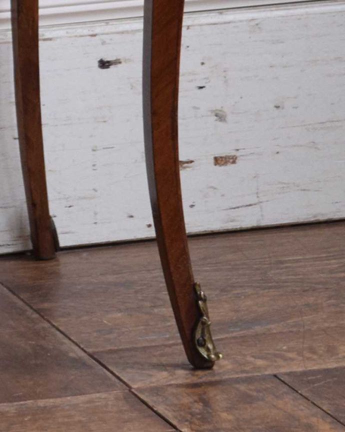 アンティークのテーブル　アンティーク家具　象嵌がとっても美しい・・・英国輸入のアンティークオケージョナルテーブル。脚先まで装飾が付いています。(q-1051-f)