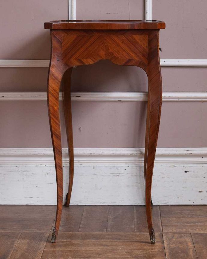 アンティークのテーブル　アンティーク家具　象嵌がとっても美しい・・・英国輸入のアンティークオケージョナルテーブル。スマートなデザインで、奥行もなく置き場所を選びません。(q-1051-f)