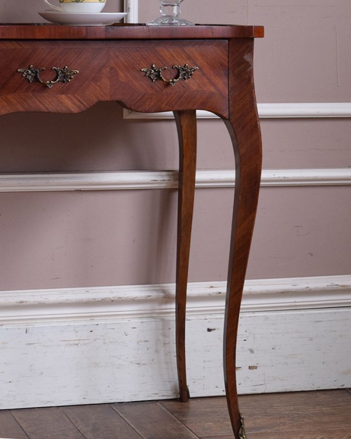 アンティークのテーブル　アンティーク家具　象嵌がとっても美しい・・・英国輸入のアンティークオケージョナルテーブル。１つ１つキレイな装飾には、思わずうっとりしてしまいます。(q-1051-f)