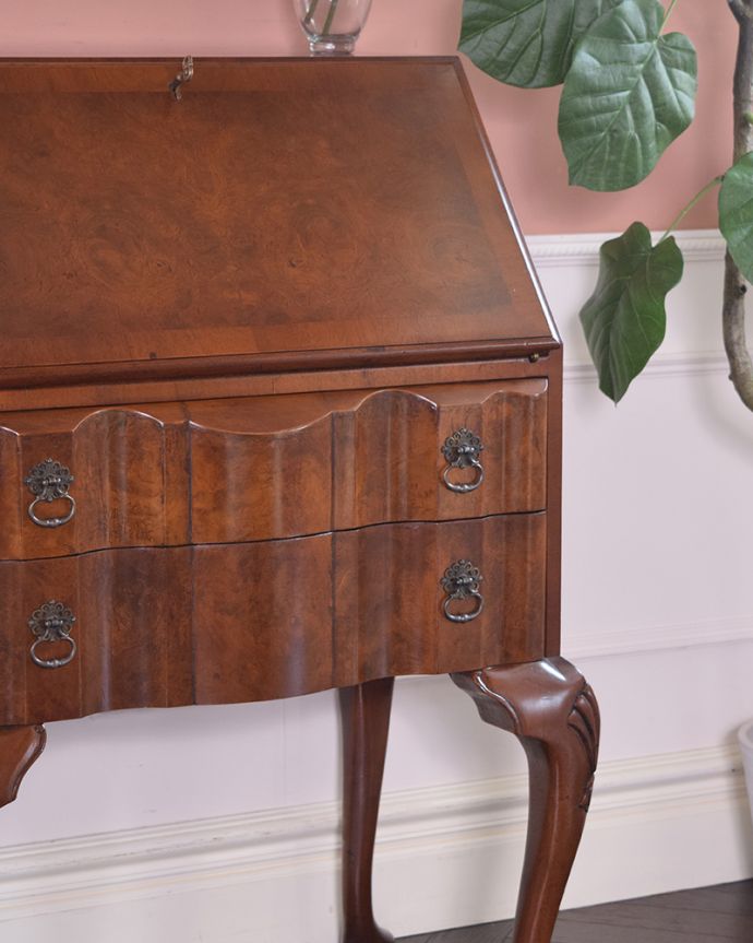 ビューロー　アンティーク家具　アンティーク英国輸入の家具、引き出しのウェーブが美しいライティングビューロー。とっても美しい木目です。(q-1052-f)