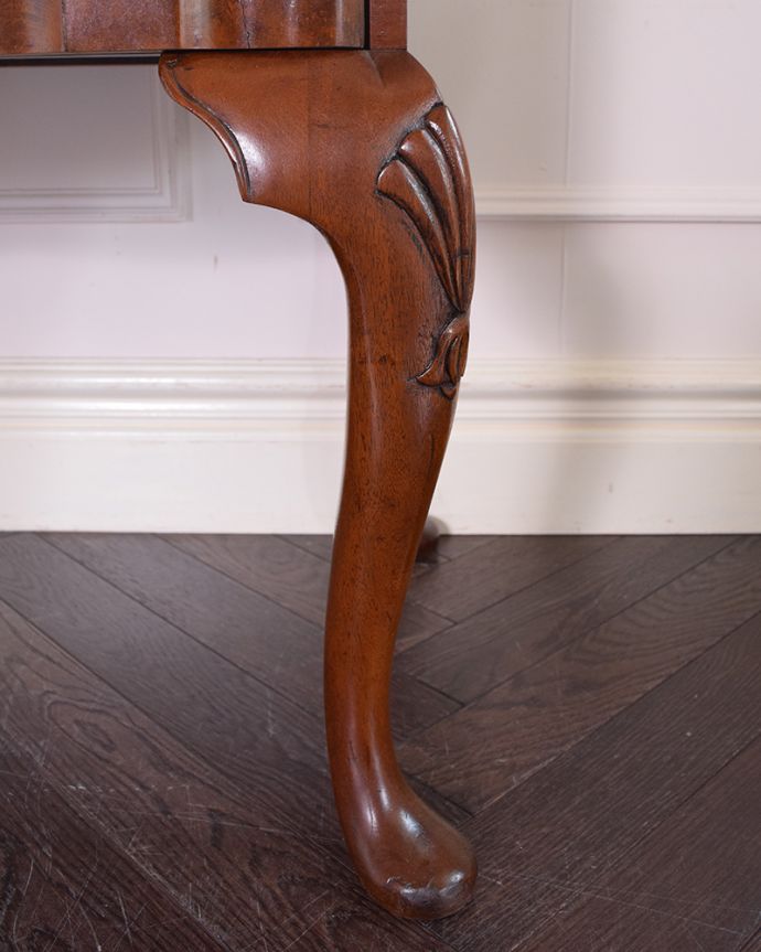 ビューロー　アンティーク家具　アンティーク英国輸入の家具、引き出しのウェーブが美しいライティングビューロー。安定感のある脚がしっかり支えます。(q-1052-f)