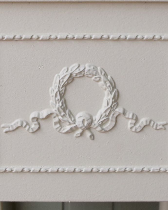 アンティークのチェスト　アンティーク家具　フランス輸入のアンティーク家具、優美なホワイトペイントのベッドサイドチェスト 。サイドにはリースの彫りが刻まれています。(q-1055-f)