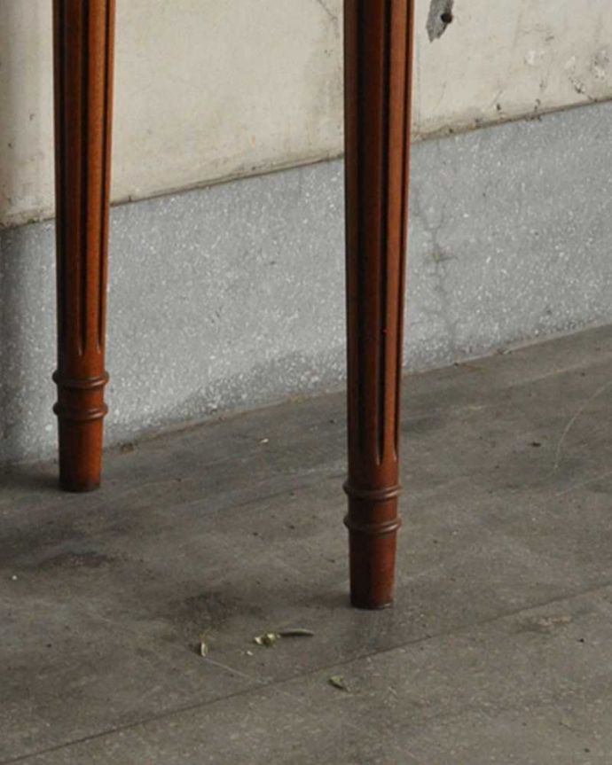 アンティークのテーブル　アンティーク家具　英国のアンティーク家具、デスクにもなる引き出し付きの美しいコンソールテーブル。すらりと伸びた美しい脚。(q-1056-f)