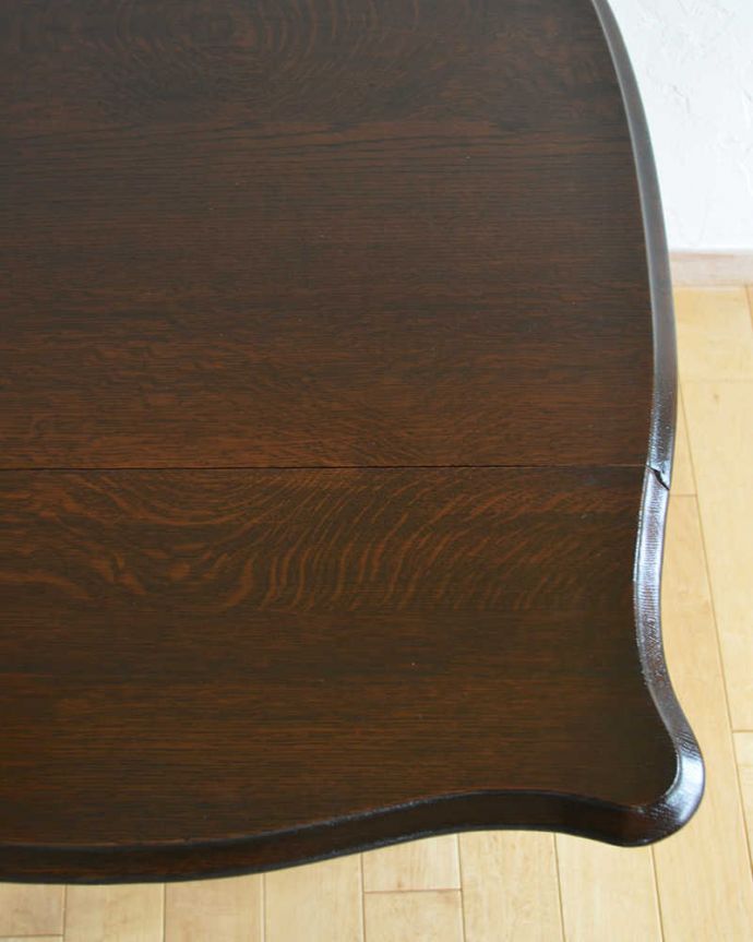 アンティークのテーブル　アンティーク家具　英国輸入のアンティーク家具、伸張式のサイドテーブル（ティーテーブル）。近づいて見てみると･･･時間と手間暇を掛けて職人が丁寧にお直しした天板は、木目も美しく見えます。(q-1059-f)