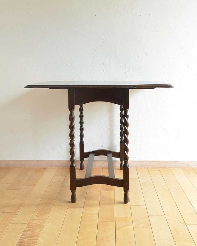 アンティークのテーブル　アンティーク家具　英国輸入のアンティーク家具、伸張式のサイドテーブル（ティーテーブル）。両方開いたらこんな感じ開いても閉じても、自由に使える便利さが魅力です。(q-1059-f)