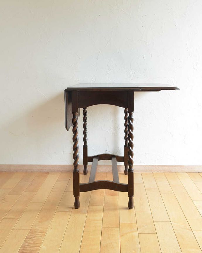 アンティークのテーブル　アンティーク家具　英国輸入のアンティーク家具、伸張式のサイドテーブル（ティーテーブル）。片方だけ開いて使えます片方の羽を開くとこんな感じ。(q-1059-f)