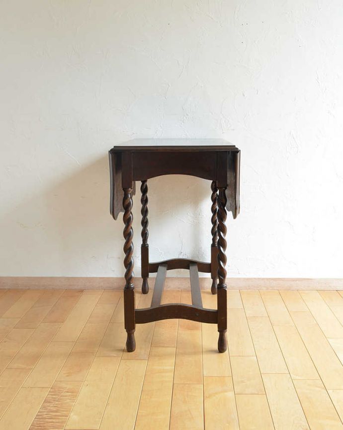 アンティークのテーブル　アンティーク家具　英国輸入のアンティーク家具、伸張式のサイドテーブル（ティーテーブル）。横から見てみると･･･リーフを畳めばとてもコンパクト。(q-1059-f)