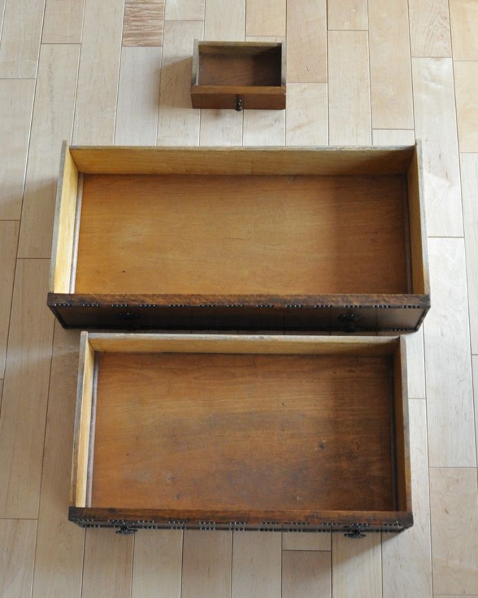 ビューロー　アンティーク家具　英国輸入のアンティーク家具、ツイスト脚がお洒落なライティングビューロー（デスク） 。引き出しが付いています。(q-1060-f)