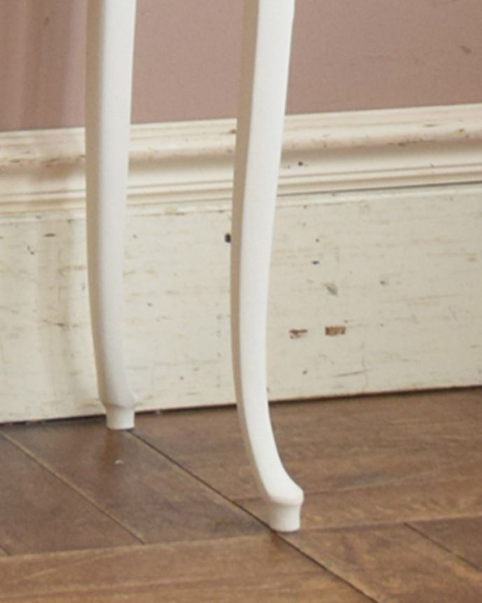アンティークのチェスト　アンティーク家具　アンティーク　ベッドサイドチェスト（ホワイト）。華奢で女性らしい猫脚が外国風の雰囲気を作ってくれます。(q-1065-f)