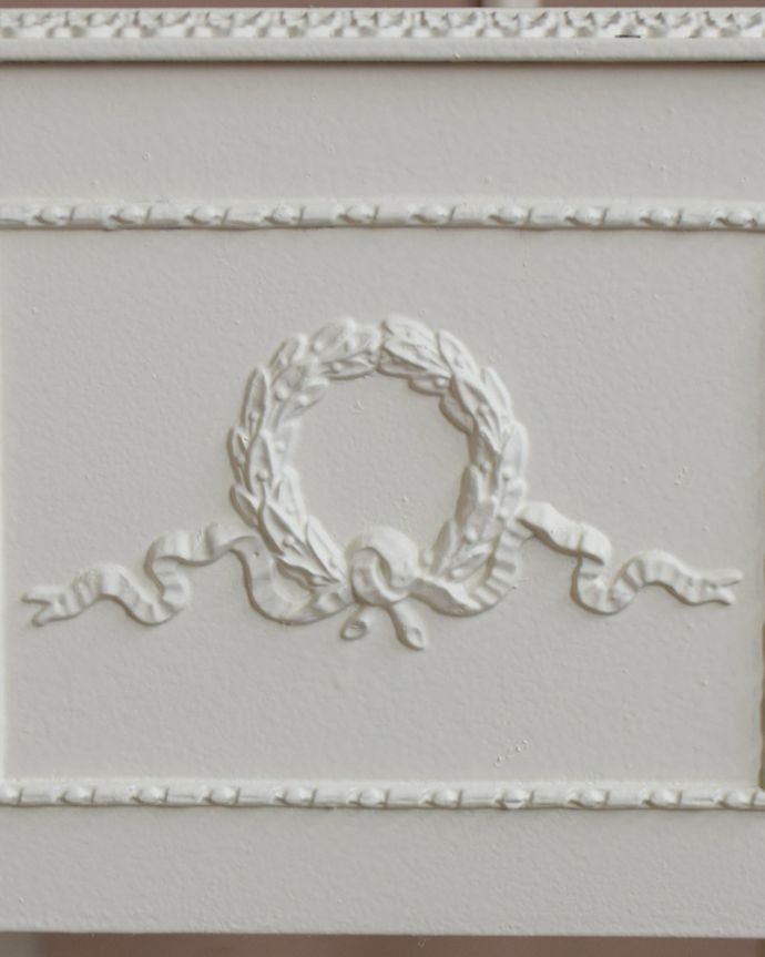 アンティークのチェスト　アンティーク家具　アンティーク　ベッドサイドチェスト（ホワイト）。サイドにはリースの彫りが刻まれています。(q-1065-f)